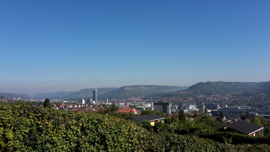 Panoramablick über Jena aus südlicher Richtung mit JenTower.