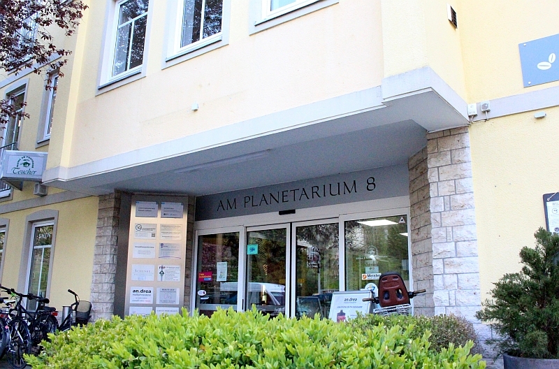 Entrance area of the building "Am Planetarium 8" in Jena.