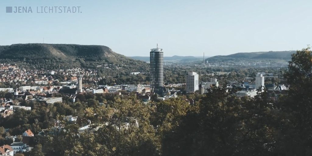 Panorama-Ansicht von Jena, u.a. mit JenTower, Stadtkirche und B59, Blickrichtung Süd.