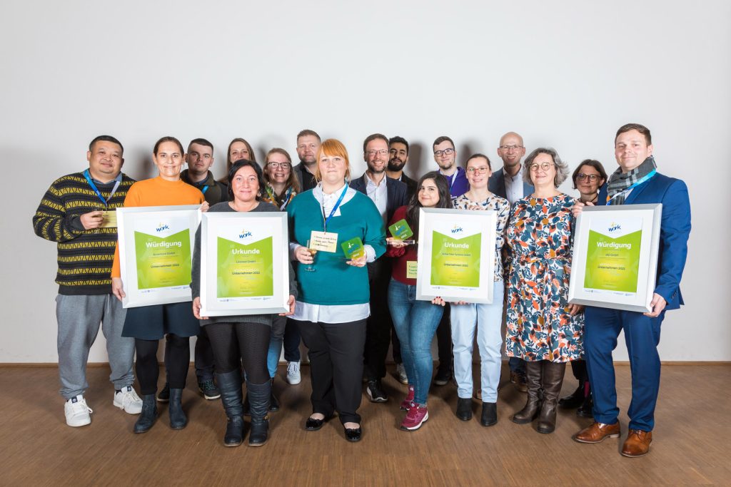 Gruppenfoto mit Gewinnern und Preisträgern des i-work Business Award 2023.